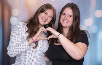 Sophie Horváth und Pia Rudolf Pia vor einem bunten Hintergrund