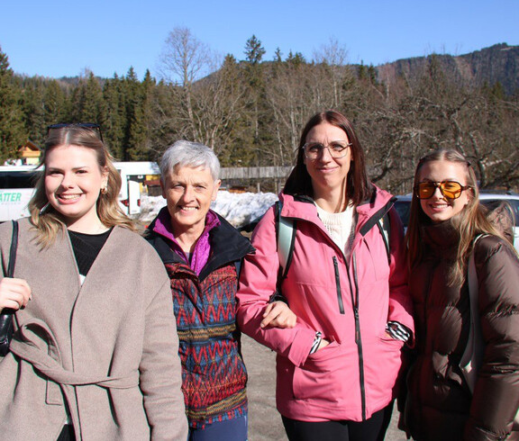 Lehrpersonal und Schülerinnen der Caritas-HLW genießen das sonnige Winterwetter.