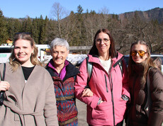 Lehrpersonal und Schülerinnen der Caritas-HLW genießen das sonnige Winterwetter.