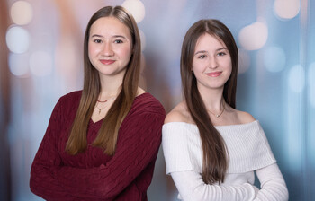 Malina Dohr und Mara Schebull aus der 3 HLW sind Peer-Buddys für unsere 1BS.