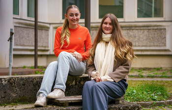 Greta Bergmeister und Pia Rudolf aus der 3 HLW sind Peer-Buddys für die Schüler*innen unserer 1 FB.