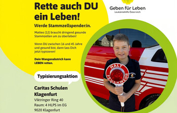 "Rette auch DU ein Leben!" steht am Plakat für die Stammzelltypisierung. Daneben in einem Kreis lacht ein Junge vor einem Feuerwehrauto.