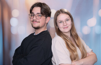 Jakob Laussegger und Anja Urschitz vor einem bunten Hintergrund