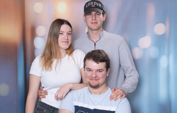 Luna Schmidt, Sebastian Koinig und Hanan Redžić vor einem bunten Hintergrund