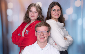 Sofia Pucher, Tabea Zimmermann und Peter Zimansl vor einem bunten Hintergrund im Portrait